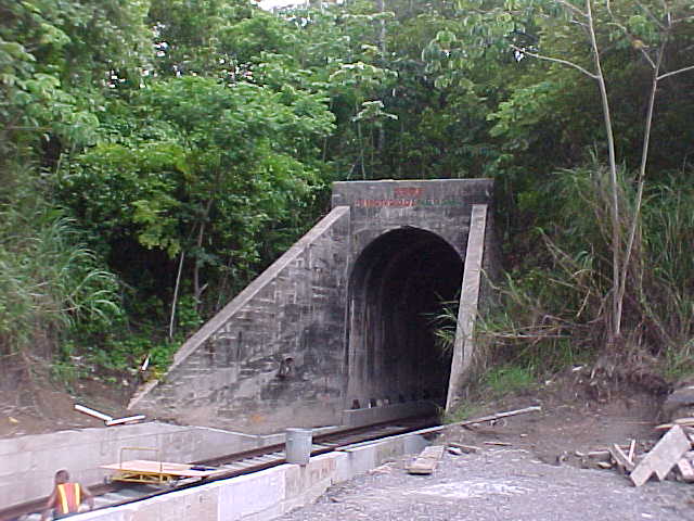 Tunnel entrance.jpg (53997 bytes)